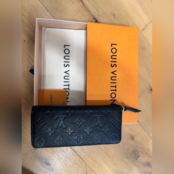 Louis Vuitton Black Clémence Wallet - Picture 2 of 12